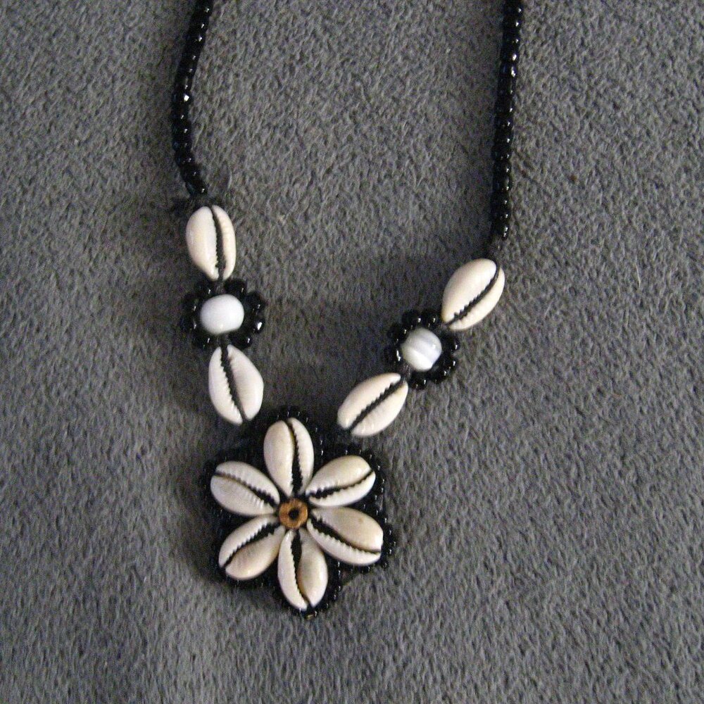 Groovy 1970's Shell & Bead String Choker Necklace - image 2